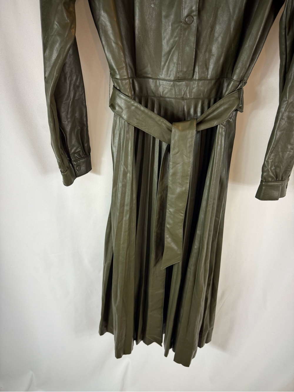 Faux Leather Pleated MIDI Dress
Olive Green Chic Small - Picture 7 of 17